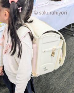 ふわりぃランドセルを試着する女の子｜シャンドフルール ホワイトレビュー