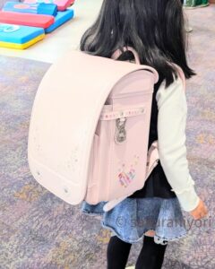 ニノニナのランドセルを試着する女の子｜ラ・フルールシリーズ展示会レビュー