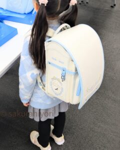 セイバン天使のはねランドセルを試着する女の子｜モデルロイヤル比較